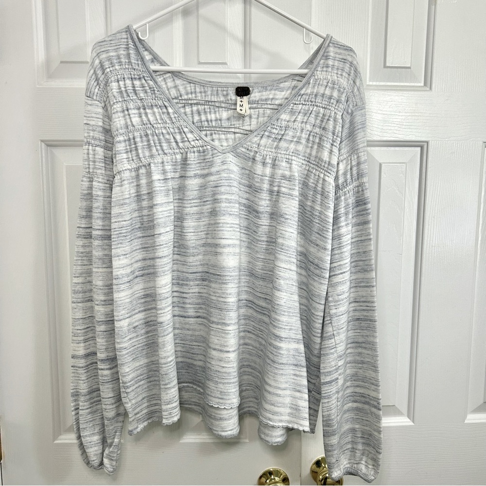 We the Free Light Blue & White Oversized V-Neck Long Sleeve Top Size Medium